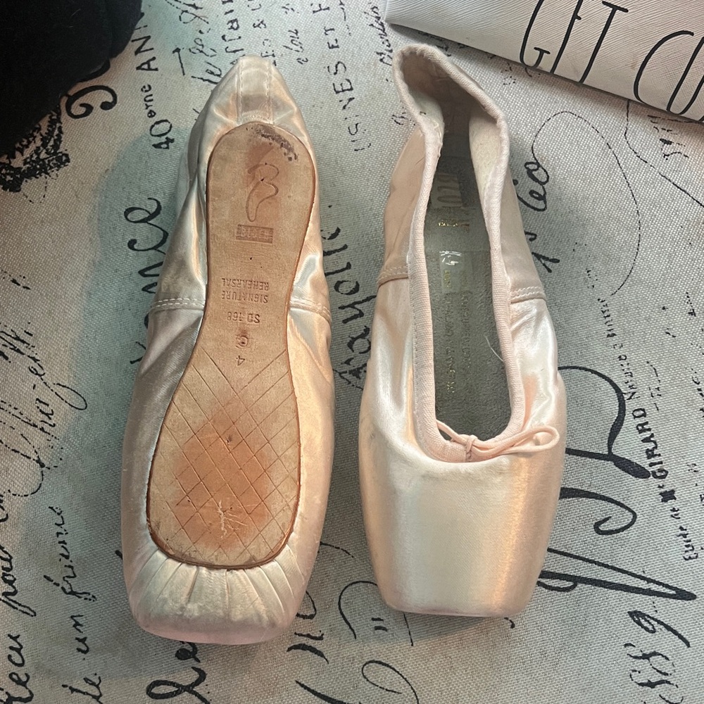 Bloch SD168 Pointe Shoes Size 4 – Lightly Worn